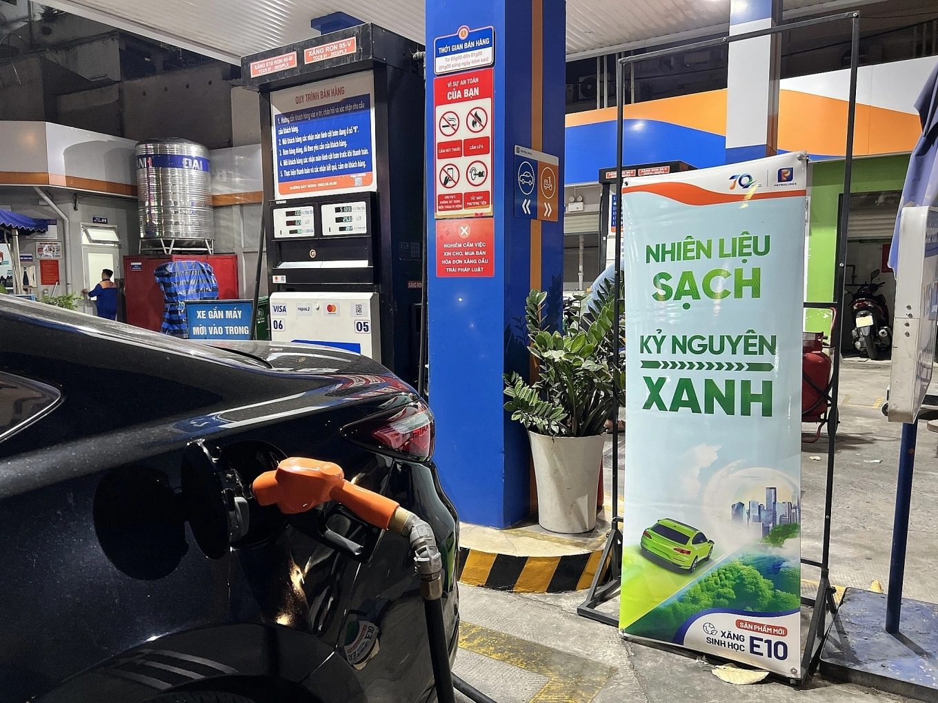 Rủi ro khi xe đổ xăng E10 để lâu không chạy - Báo VnExpress