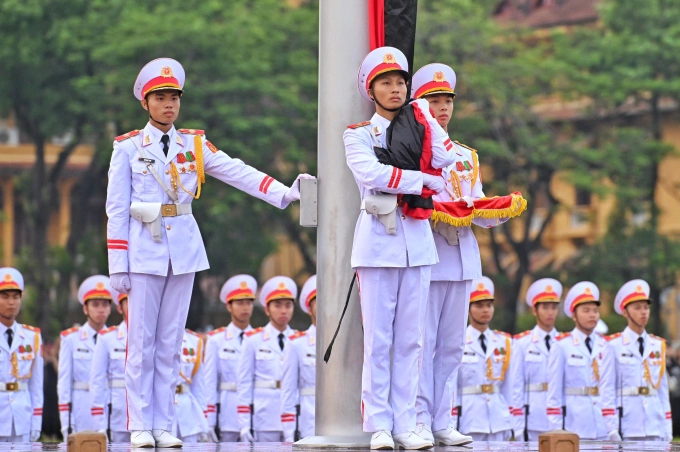 Lễ thượng cờ rủ tại quảng trường Ba Đình, sáng 25/7. Ảnh: Giang Huy