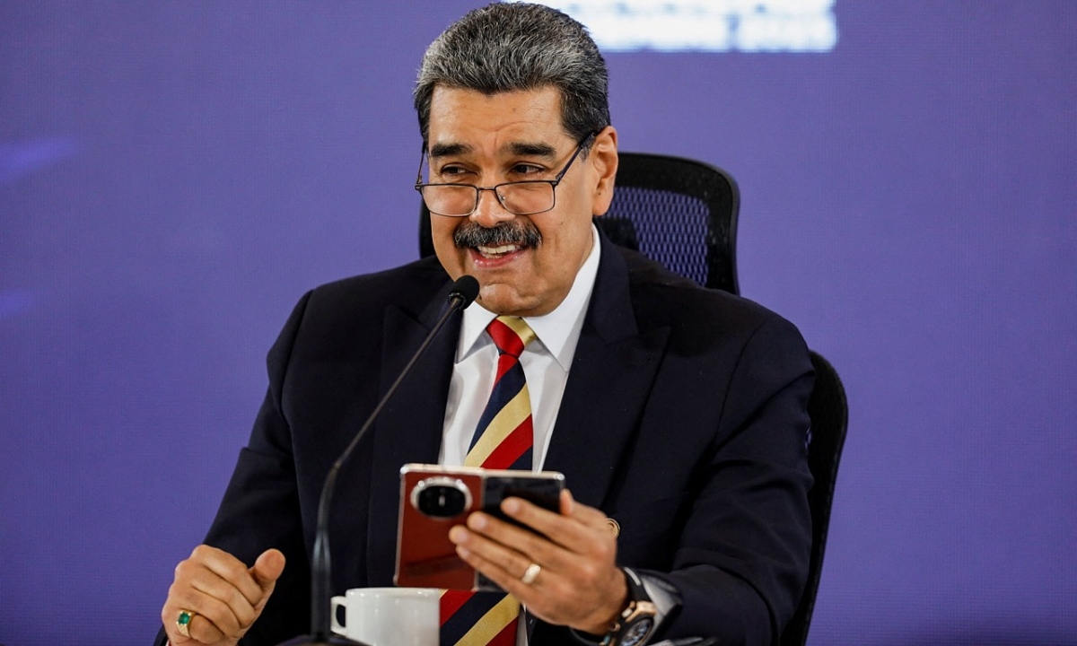 Tổng thống Venezuela khoe điện thoại được ông Tập tặng