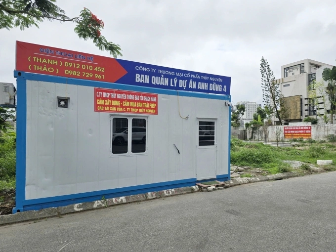 Chủ đầu tư thông báo yêu cầu người dân không được mua bán, xây dựng trên các thửa đất. Ảnh: Tùng Lâm