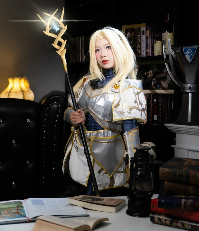 Một thí sinh cosplay nhân vật Lux.