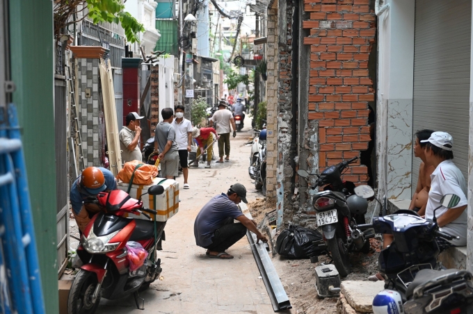 Một khu nhà riêng lẻ trong hẻm tại TP HCM đang được mở rộng. Ảnh: Quỳnh Trần
