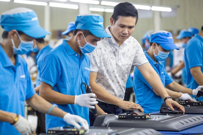 Ông Phạm Văn Tam trong xưởng lắp ráp tivi tại quận Bình Tân, TP HCM, năm 2018. Ảnh: Thành Nguyễn