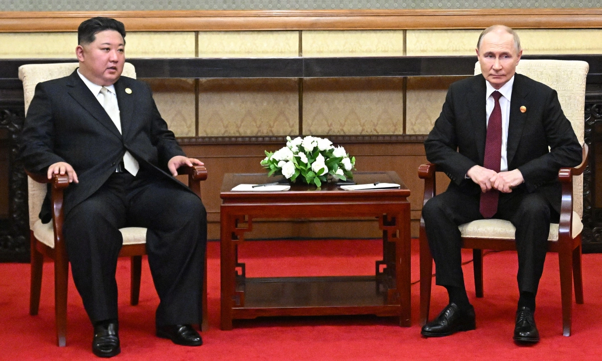 Nhân viên lau sạch vật dụng ông Kim Jong-un dùng ở Bắc Kinh