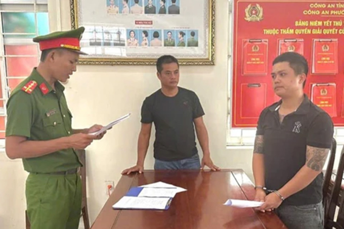 Dương Văn Bình (phải) lúc bị bắt. Ảnh: Công an Đăk Lăk