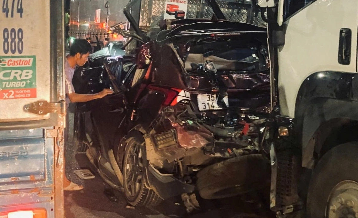 Xe 7 chỗ bị tông biến dạng khi chờ đèn đỏ, tài xế tử vong