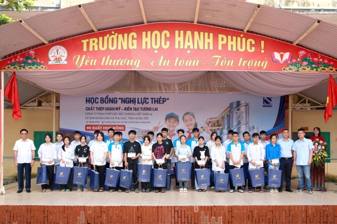 Thép Mỹ VMS trao 90 suất học bổng với tổng trị giá 300 triệu đồng cho học sinh vượt khó học giỏi tại Hưng Yên. Ảnh: Thép Mỹ VMS