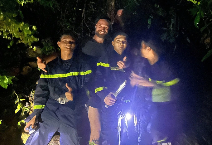 Lực lượng cứu hộ tiếp cận được du khách Nga bị lạc trên núi Cô Tiên sau nhiều giờ tìm kiếm. Ảnh: Anh Dũng