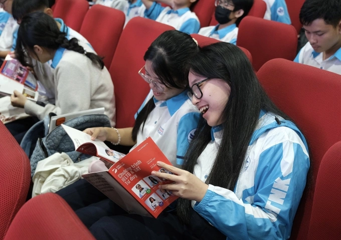 Nữ sinh lớp 10 Trường phổ thông Năng khiếu ĐHQG TP hào hứng tìm hiểu về Linearthinking sáng 27-8. Ảnh: DOL English