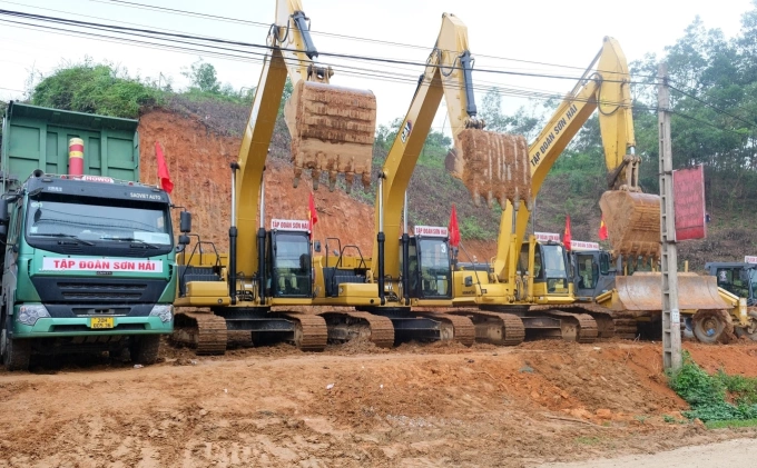 Máy móc, thiết bị tập kết tại công trường dự án Chợ Chu - Ngã ba Trung Sơn vào ngày khởi công 7/6/2024. Ảnh:Phương Linh