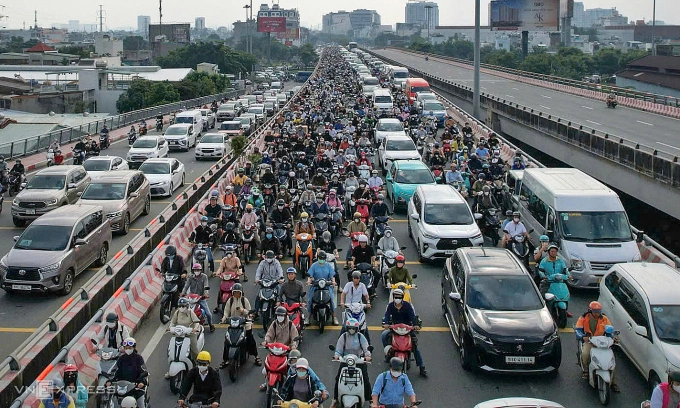 Kẹt xe ở đường Phạm Văn Đồng gần khu vực cầu Bình Triệu. Ảnh: Đình Văn