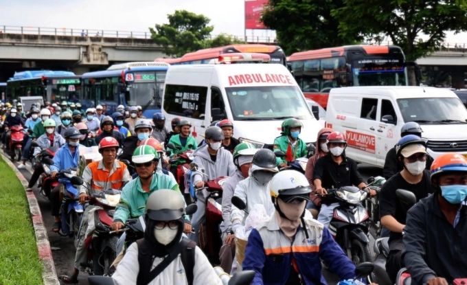 Ôtô, xe máy ken đặc đường lên cầu Bình Triệu 2. Ảnh: Đình Văn