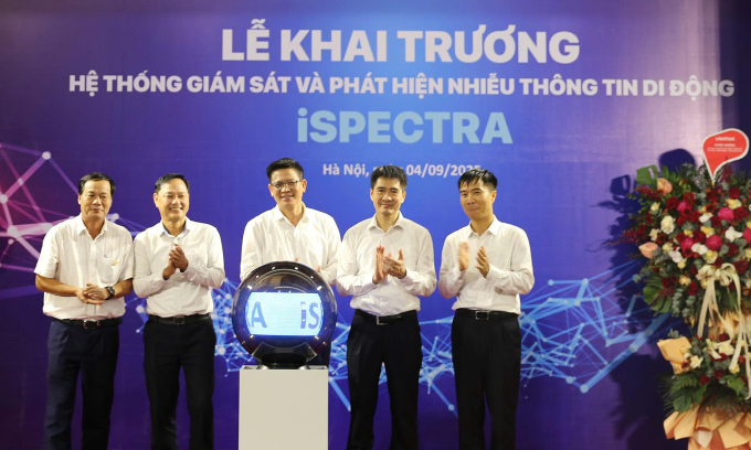 Các đại biểu thực hiện nghi thức khai trương hệ thống, chiều 4/9. Ảnh: Cục TSVTĐ