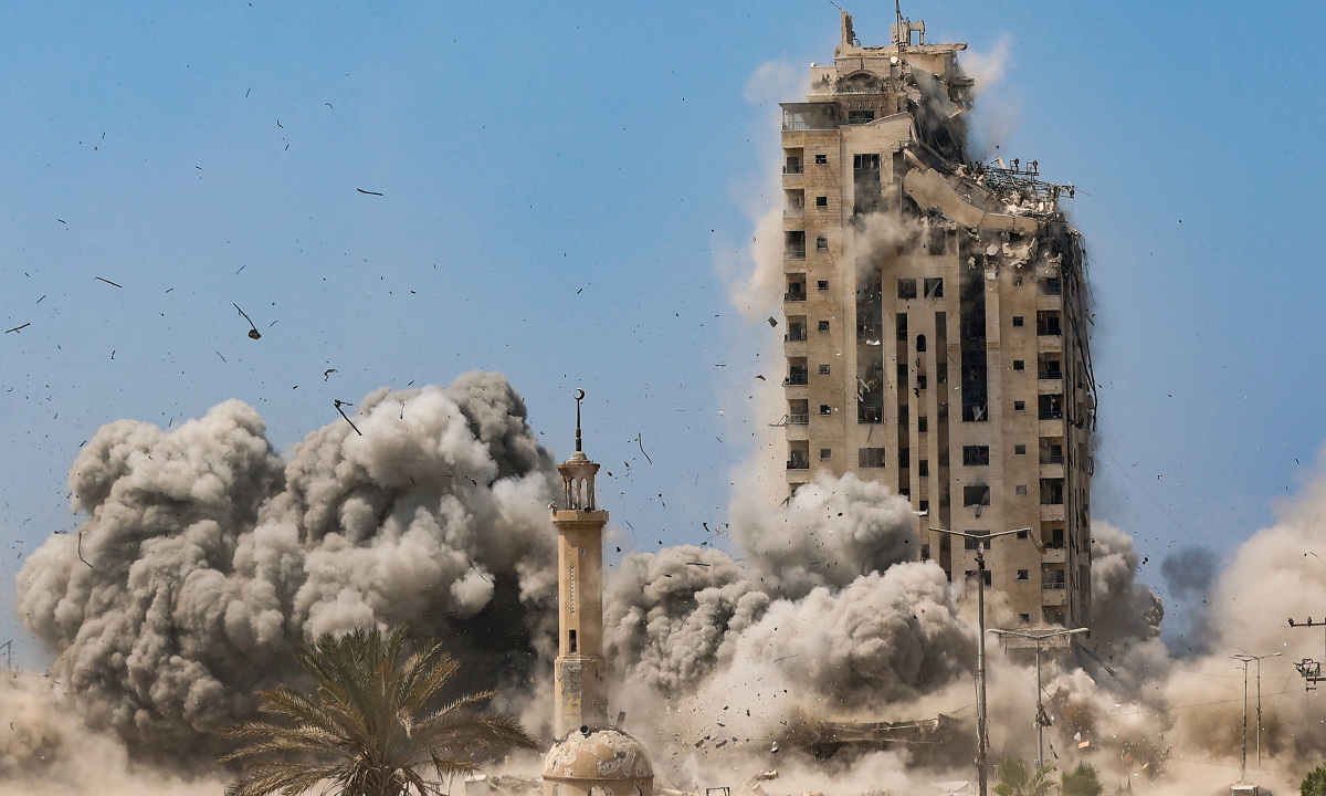 Tòa nhà cao tầng ở Gaza City đổ sụp sau đòn tập kích của Israel