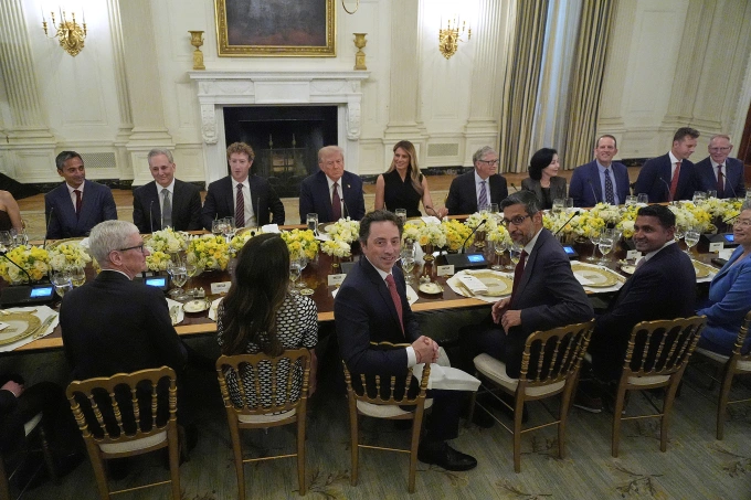Các lãnh đạo công nghệ hàng đầu Mỹ dùng bữa tối cùng Tổng thống Trump và phu nhân Melania ngày 4/9. Ảnh: AP Các lãnh đạo công nghệ hàng đầu Mỹ dùng bữa tối cùng Tổng thống Trump và phu nhân Melania ngày 4/9. Ảnh: AP