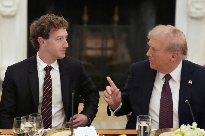 Tổng thống Mỹ trò chuyện với nhà sáng lập Meta Mark Zuckerberg trong bữa tối ngày 4/9 tại Nhà Trắng. Ảnh: AP Tổng thống Mỹ trò chuyện với nhà sáng lập Meta Mark Zuckerberg trong bữa tối ngày 4/9 tại Nhà Trắng. Ảnh: AP