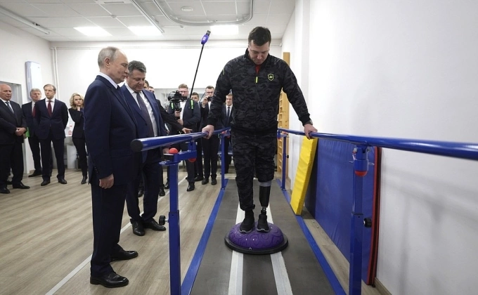 Ông Putin xem một binh sĩ Nga luyện tập sau khi gắn chân giả tại trung tâm. Ảnh: Điện Kremlin