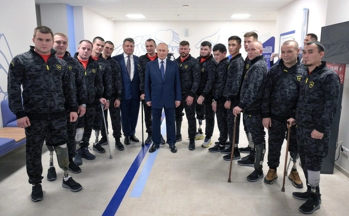 Tổng thống Nga chụp hình với các binh sĩ bị thương trong cuộc chiến Nga-Ukraine được gắn chi giả tại trung tâm. Ảnh: Điện Kremlin