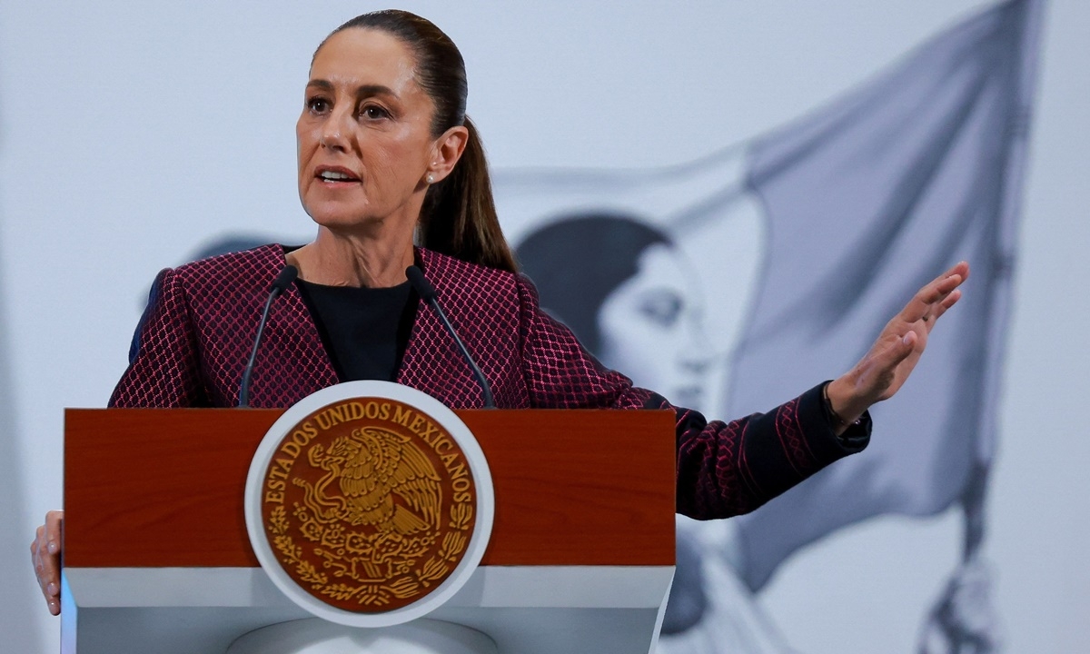 Tổng thống Mexico chật vật xích lại gần ông Trump