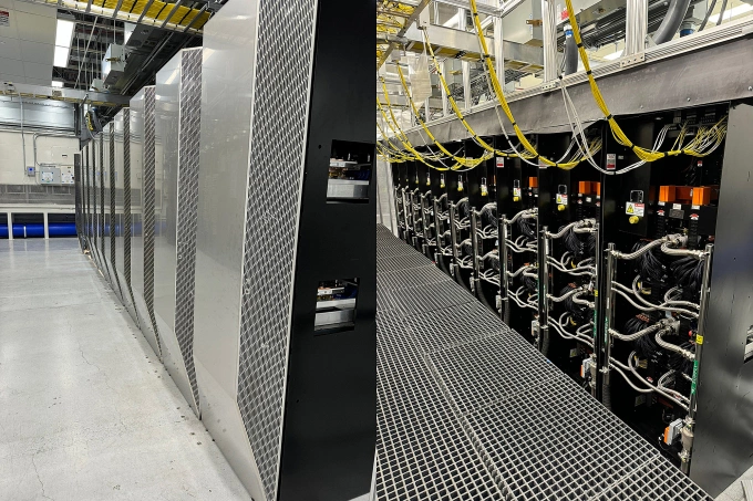 Bên trong trung tâm dữ liệu sử dụng chip Dojo D1 của Tesla. Ảnh: X/Elon Musk