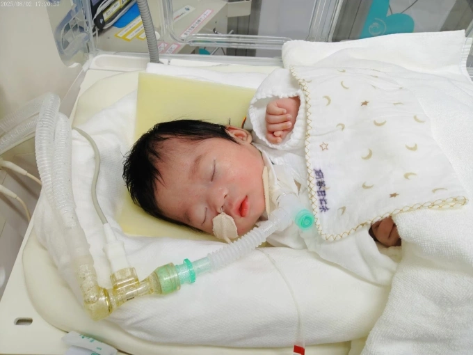 Bé Hinami chào đời sau tai nạn khiến mẹ mất, 3 tháng tuổi vẫn trong trạng thái bất tỉnh. Ảnh: JbPress