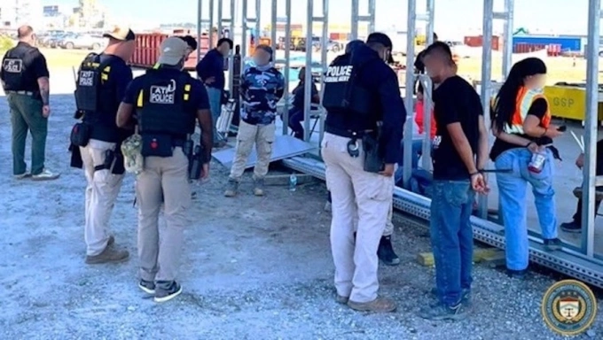 Lực lượng Mỹ bắt giữ công nhân tại nhà máy liên doanh Huyndai - LG tại bang Georgia ngày 4/9. Ảnh: X/ATF Atlanta Lực lượng Mỹ bắt giữ công nhân tại nhà máy liên doanh Huyndai - LG tại bang Georgia ngày 4/9. Ảnh: X/ATF Atlanta