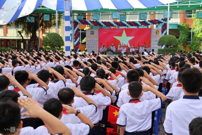 Lễ khai giảng ở trường THCS Nguyễn Văn Trỗi, phường An Phú, TP HCM với hơn 4.700 học sinh, 103 lớp, thuộc diện đông kỷ lục. Trường chỉ có 54 phòng học, đang chịu sức ép quá tải nhất. Ảnh: Phước Tuấn