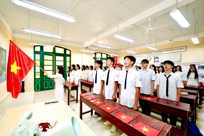 Học sinh THPT Ngô Quyền chào cờ trong lễ khai giảng, sáng 5/9. Ảnh: Lê Tân