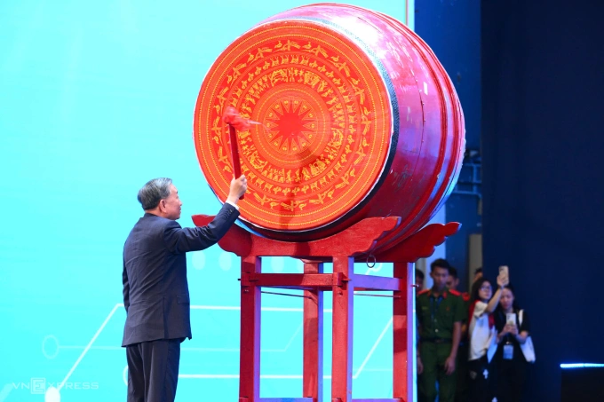 Tổng Bí thư đánh trống khai giảng năm học mới, sáng 5/9. Ảnh: Giang Huy