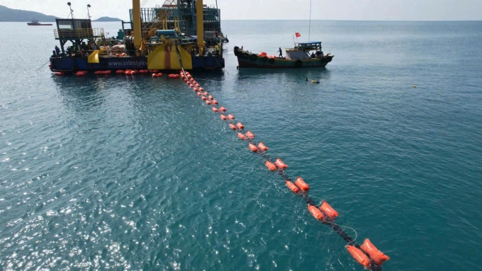 Thi công kéo cáp ngầm xuyên biển từ Cần Thơ ra Côn Đảo. Ảnh: Việt Hà