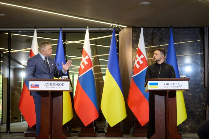 Tổng thống Volodymyr Zelensky (phải) họp báo chung cùng Thủ tướng Slovakia Robert Fico tại Ukraine ngày 5/9. Ảnh: Reuters