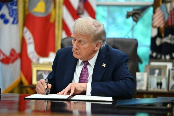 Tổng thống Mỹ Donald Trump ký sắc lệnh hành pháp tại Phòng Bầu dục ngày 5/9. Ảnh: AFP