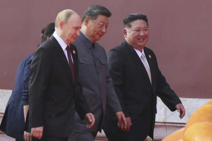 Từ ngoài vào trong: Tổng thống Nga Vladimir Putin, Chủ tịch Trung Quốc Tập Cận Bình và lãnh đạo Triều Tiên Kim Jong-un tại quảng trường Thiên An Môn, Bắc Kinh ngày 3/9. Ảnh: AP