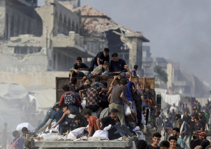 Người Palestine tranh giành hàng viện trợ tại Beit Lahia, phía bắc Dải Gaza, hồi tháng 8. Ảnh: Reuters