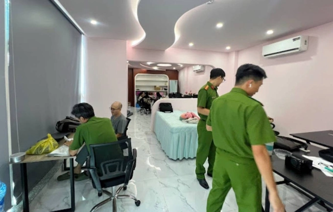 Cảnh sát kiểm tra cơ sở thẩm mỹ chui Ho.pital SW. Ảnh: Công an cung cấp