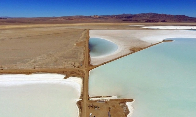 Nước muối giàu lithium ở Silver Peak, Nevada. Ảnh: TNS