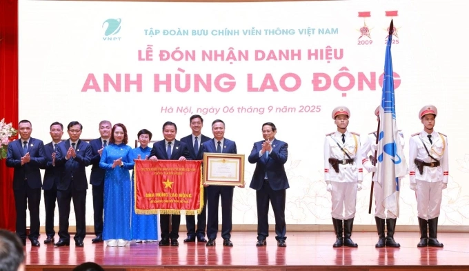 Thủ tướng Phạm Minh Chính (đứng giữa) trao danh hiệu Anh hùng Lao động cho VNPT. Ảnh: Thúy Quỳnh