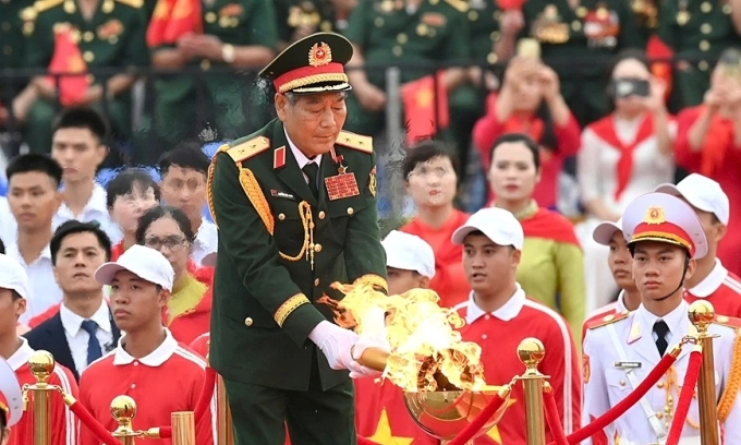 Trung tướng, Anh hùng lực lượng vũ trang nhân dân Nguyễn Đức Soát thắp ngọn lửa truyền thống tại tổng duyệt cấp Nhà nước Lễ kỷ niệm, diễu binh, diễu hành Quốc khánh 2/9, sáng 30/8. Ảnh: QĐND