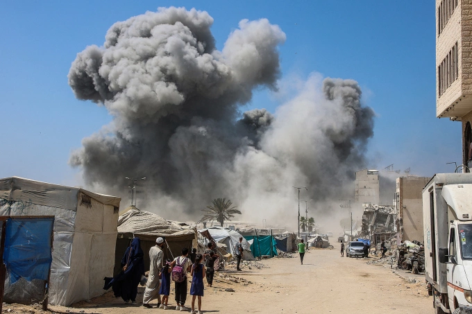 Khói bốc lên từ khu vực Israel không kích tại Gaza City, Dải Gaza ngày 5/9. Ảnh: AFP