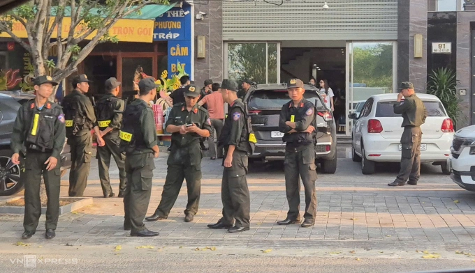 Hàng chục cảnh sát cơ động phong toả bên ngoài biệt thự ở số 91 Lê Lợi của ông Mạnh Gỗ, chiều 6/9. Ảnh: Lam Sơn