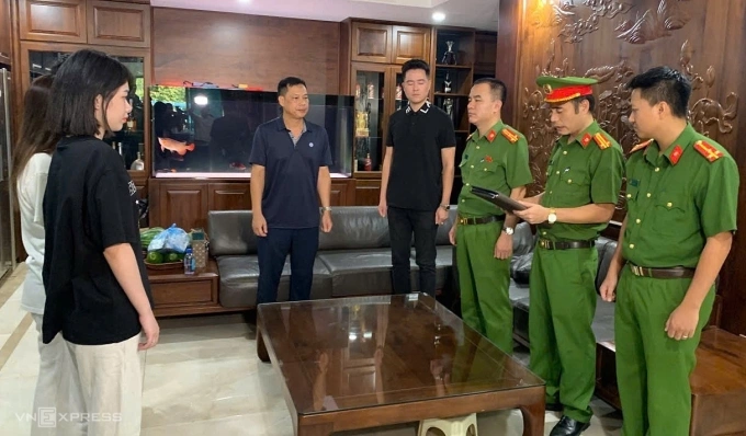 Công an đọc lệnh khám nhà Mạnh Gỗ. Ảnh: Lam Sơn