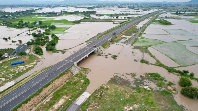 Nước lũ gây ngập đường dân sinh, hầm chui cao tốc tại khu vực cầu Sông Thăng, xã Hàm Thuận. Ảnh; Tư Huynh