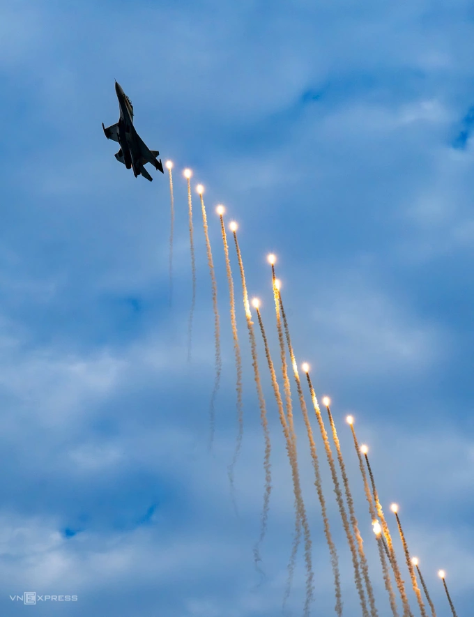 Su-30MK2 thả bẫy nhiệt trên bầu trời Hà Nội. Ảnh: Giang Huy