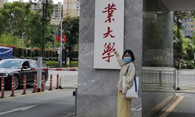 Bà Yang Yan đi nhập học. Ảnh: Sohu