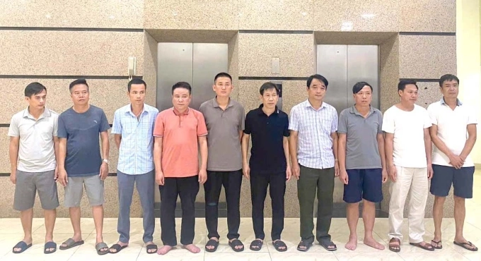 Mạnh Gỗ (áo đen) và các nghi can vụ buôn gỗ lậu. Ảnh: Lam Sơn