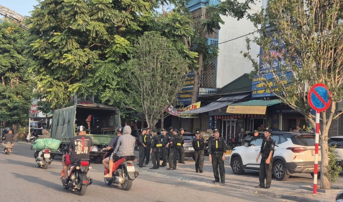 Công an khám nhà riêng của Mạnh Gỗ chiều 6/9. Ảnh: Lam Sơn