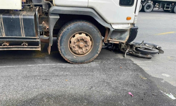 Xe máy bị xe ben cán nát. Ảnh: Thái Hà