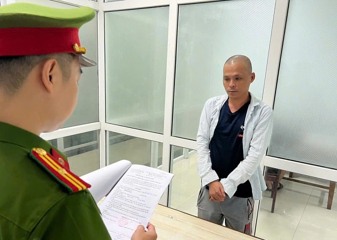 Dương Bá Toàn nghe đọc lệnh bắt tạm giam. Ảnh: Anh Thành