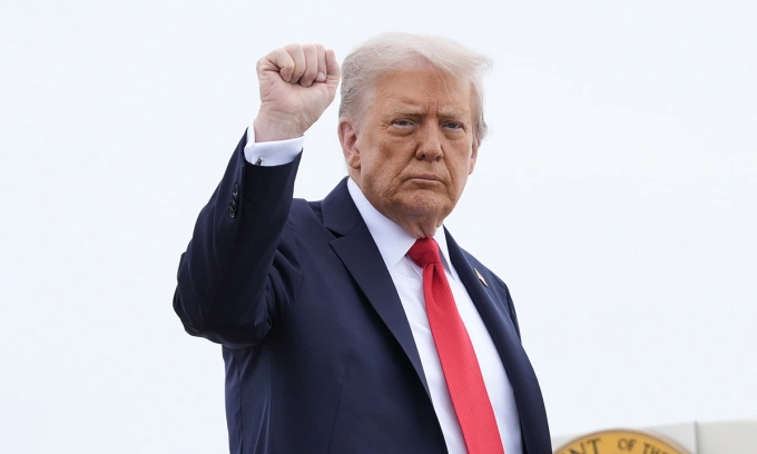 Tổng Mỹ Donald Trump trước khi lên chuyên cơ Không lực Một tại căn cứ Andrews, bang Maryland ngày 7/9. Ảnh: AP