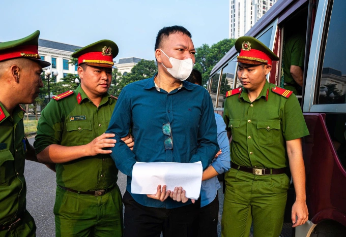 Ông Trần Viết Cương bị áp giải vào phiên tòa. Ảnh: Phạm Dự